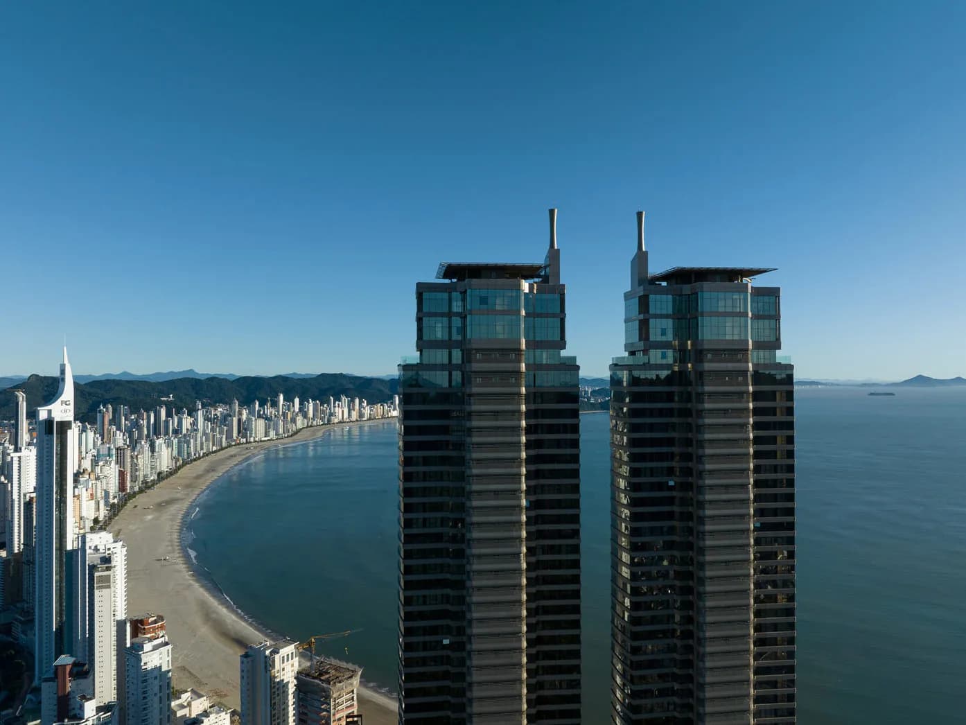 Fachada do Yachthouse by Pininfarina com as torres e a praia