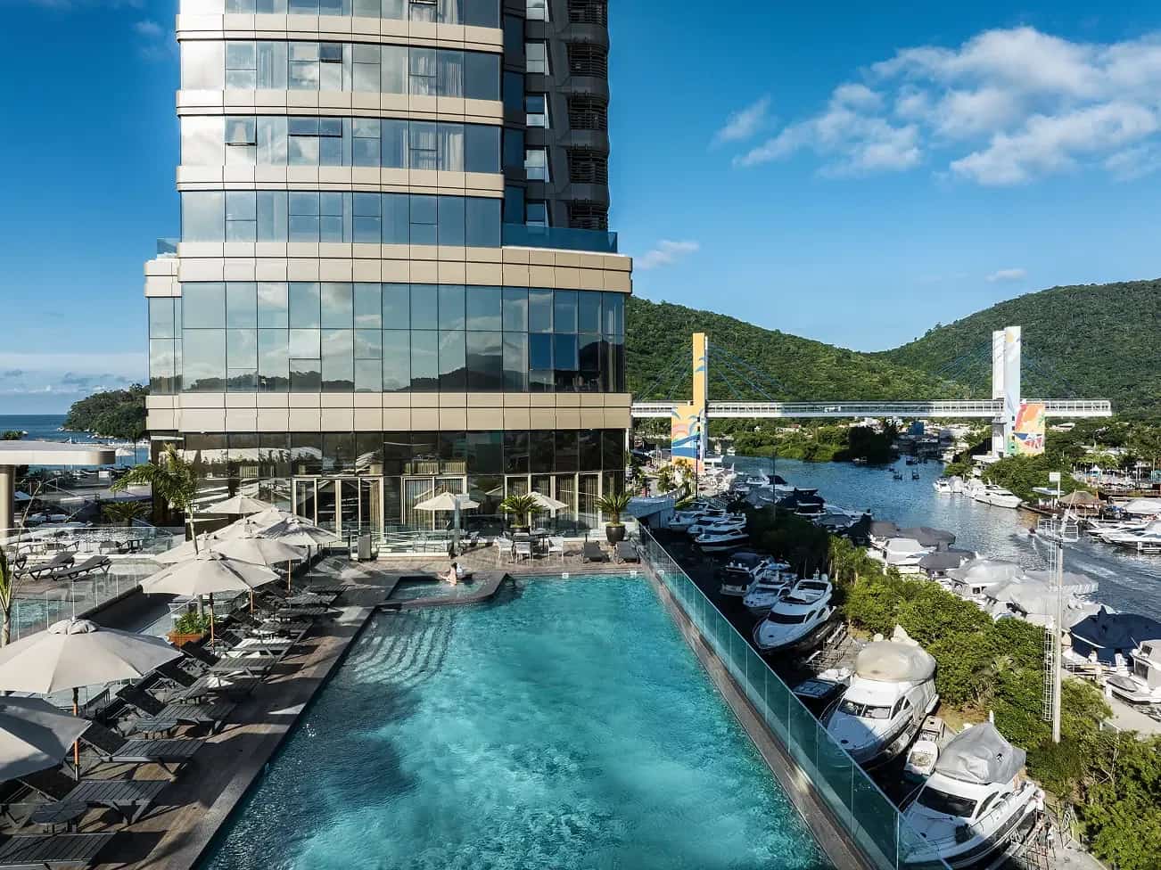 Piscina rooftop com borda infinita