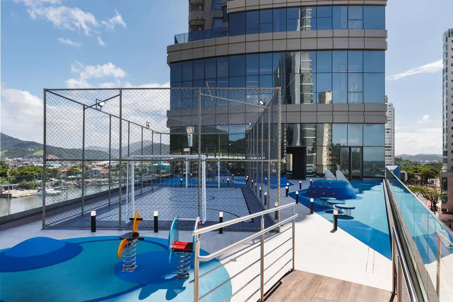Quadra e parque aquático no rooftop