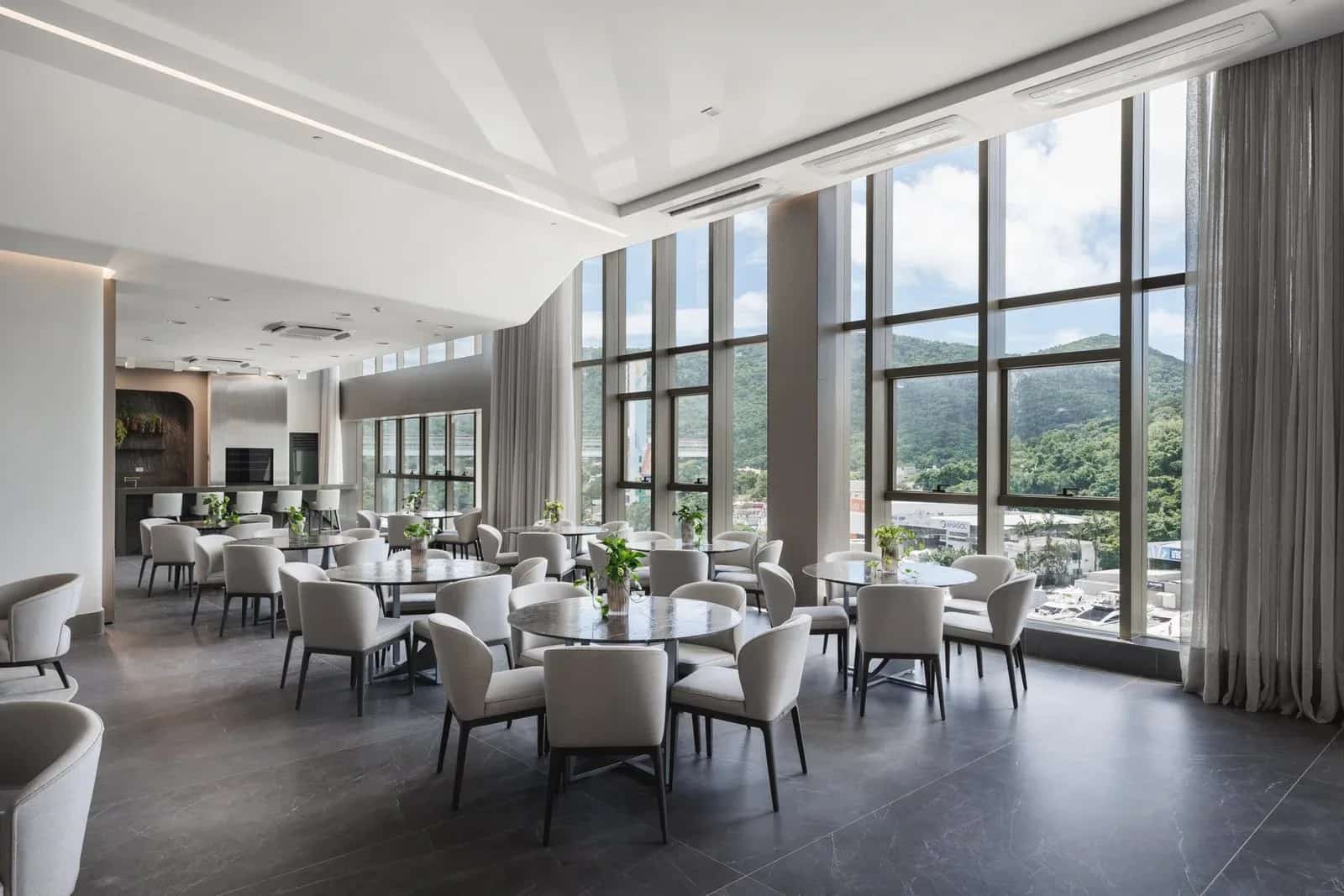 Restaurante exclusivo, pé-direito duplo